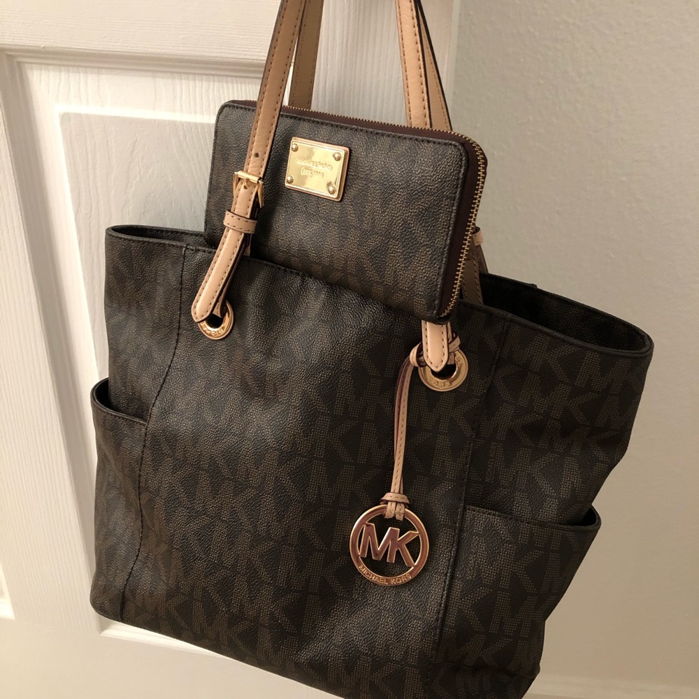 ‼️SOLD‼️Michael Kors Purse & Wallet Set